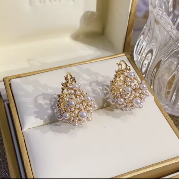 Elegant Gold and Pearl Hoop Earrings - Picture 6 of 9